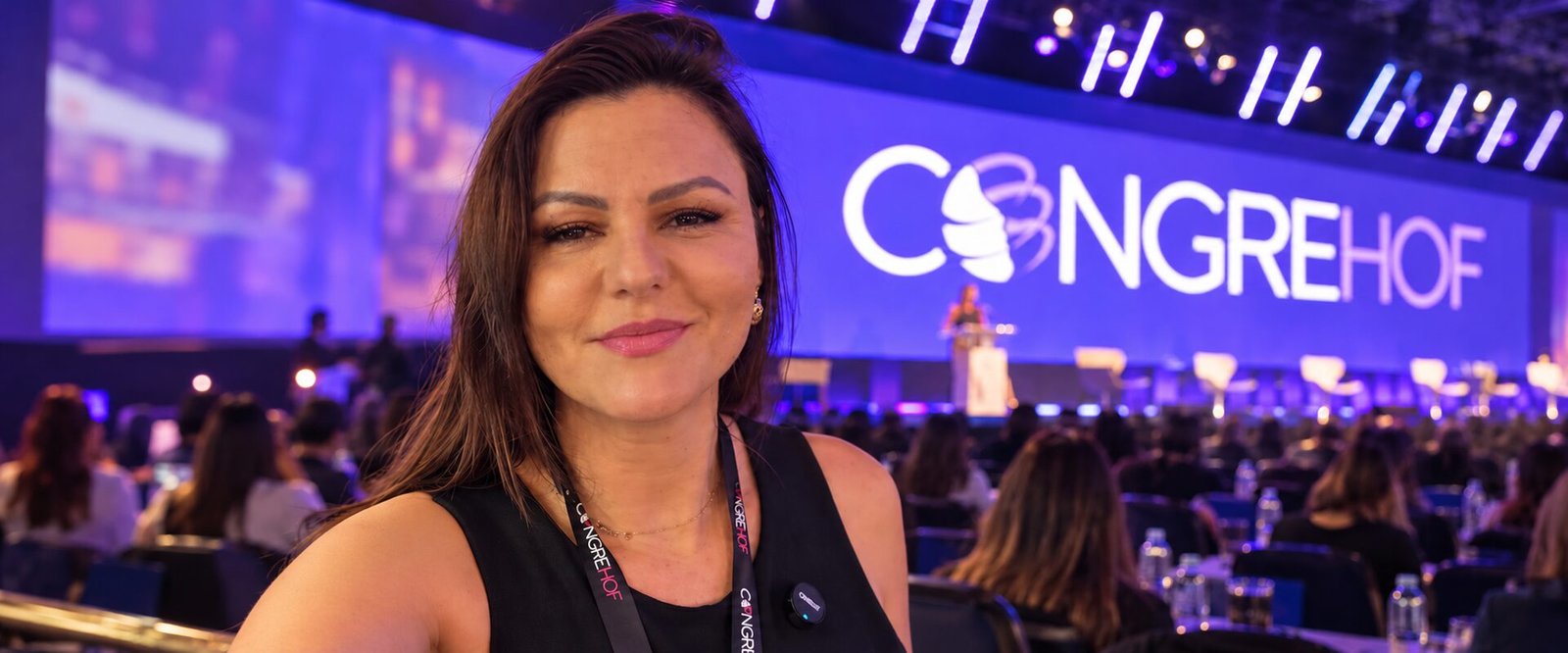 Dani Raiher em evento do setor de saúde